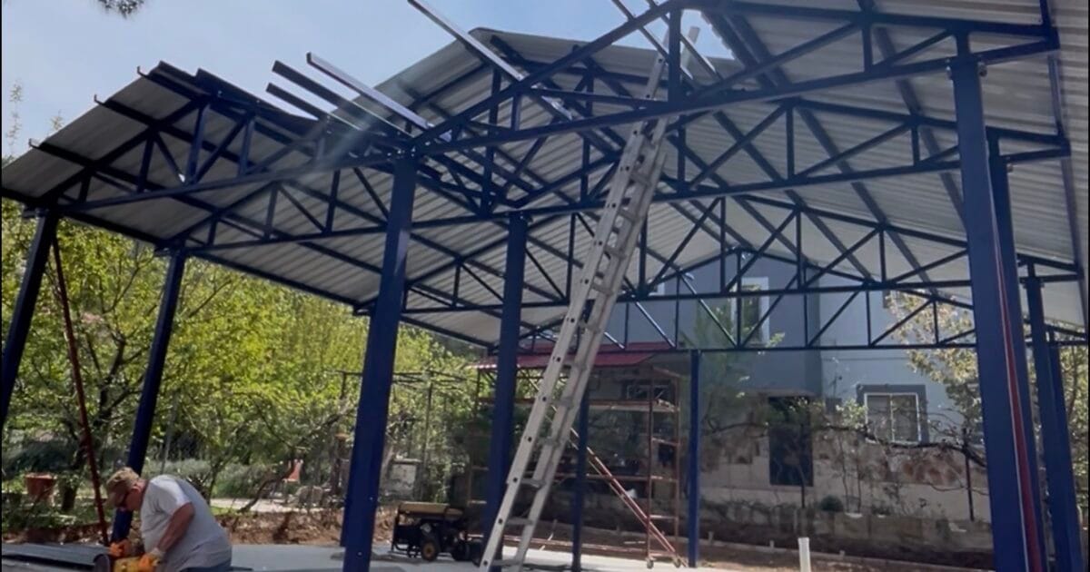 Pozantı'da anahtar teslim ev projesinde çelik konstrüksiyon taşıyıcı sistem montajı