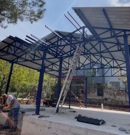 Pozantı'da anahtar teslim ev projesinde çelik konstrüksiyon taşıyıcı sistem montajı