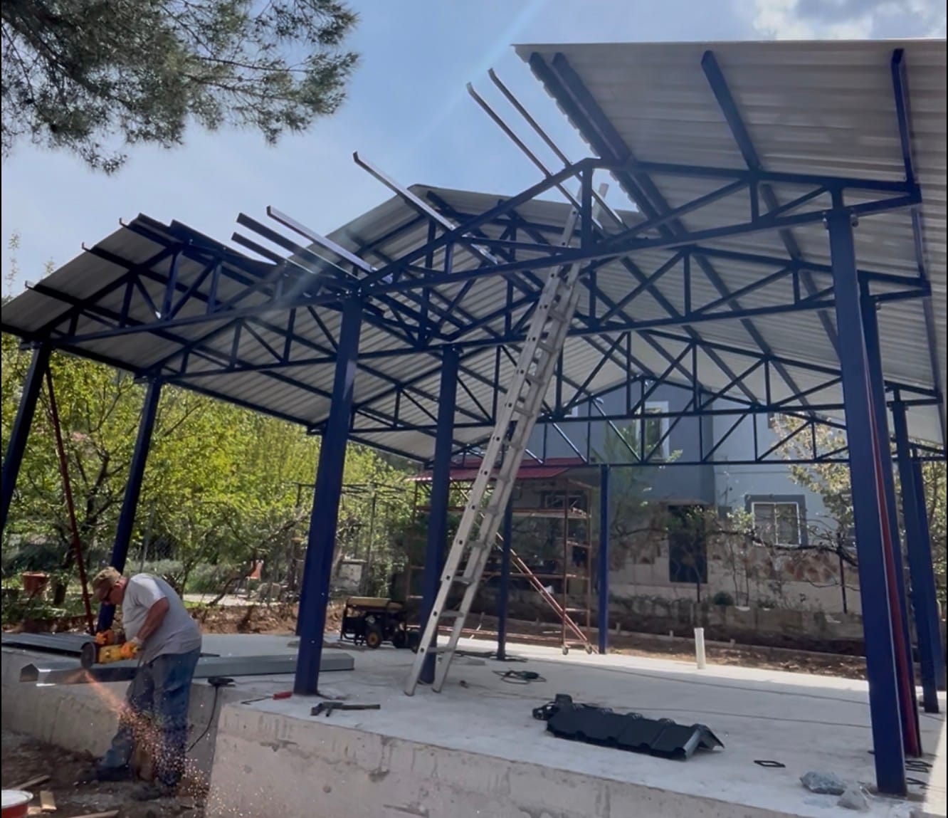Pozantı'da anahtar teslim ev projesinde çelik konstrüksiyon taşıyıcı sistem montajı