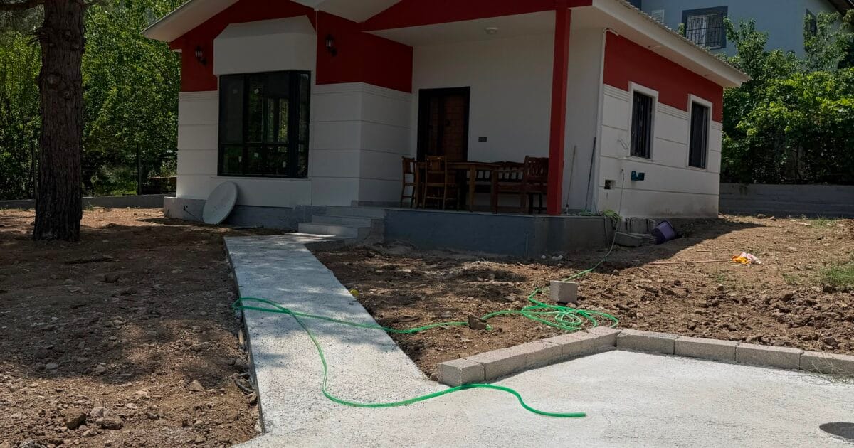 Pozantı'da tamamlanmış anahtar teslim yayla evi — beşik çatı uygulaması ve dağ manzarası