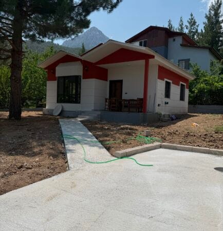 Pozantı'da tamamlanmış anahtar teslim yayla evi — beşik çatı uygulaması ve dağ manzarası