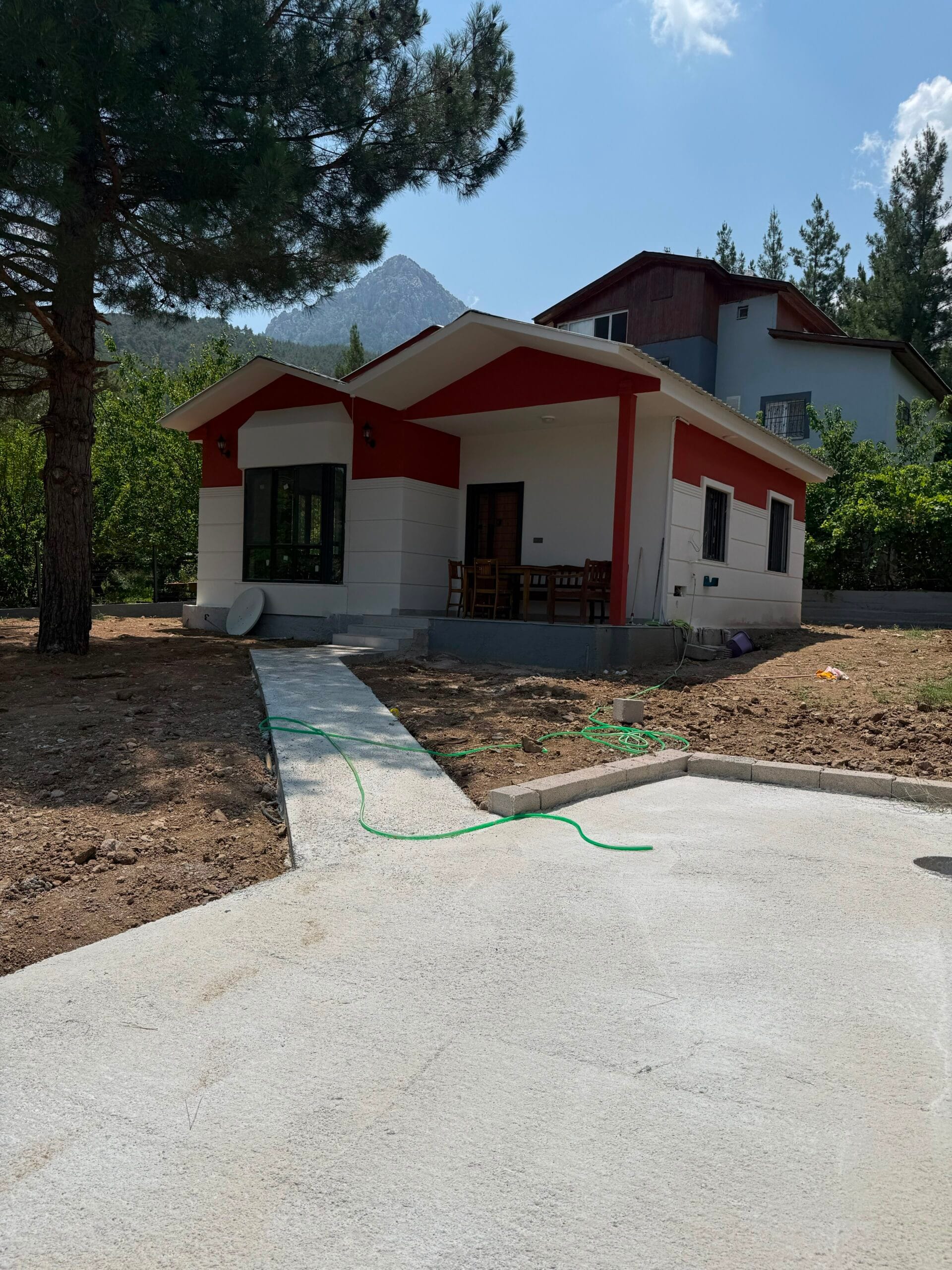 Pozantı'da tamamlanmış anahtar teslim yayla evi — beşik çatı uygulaması ve dağ manzarası