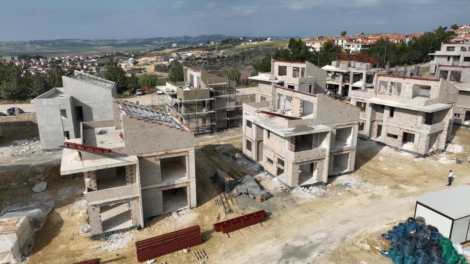 İnşaat mühendisi kontrolünde villa radye temel demir ve betonarme imalatı.