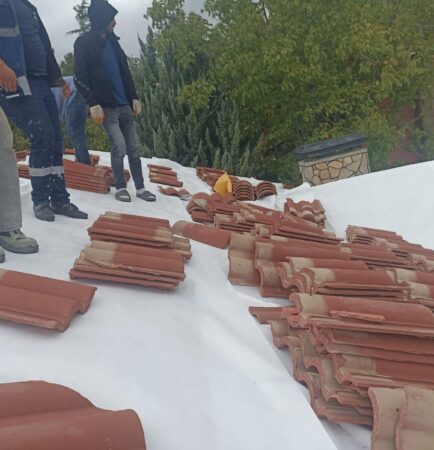 çatıda taş yünü ve nem bariyeri uygulaması
