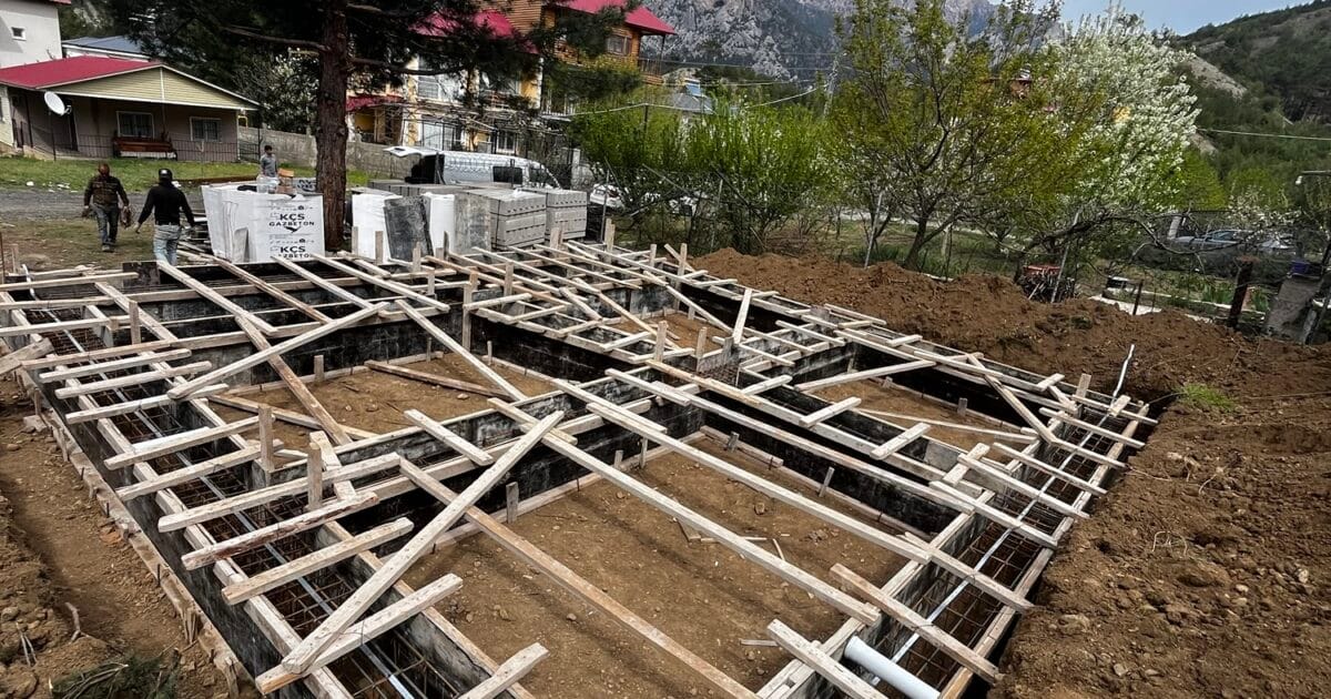 Betonarme mütemadi temel imalatı — Pozantı müstakil ev projesi