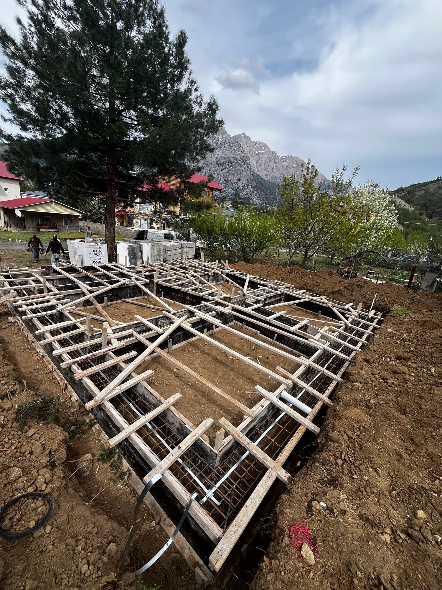 Betonarme mütemadi temel imalatı — Pozantı müstakil ev projesi